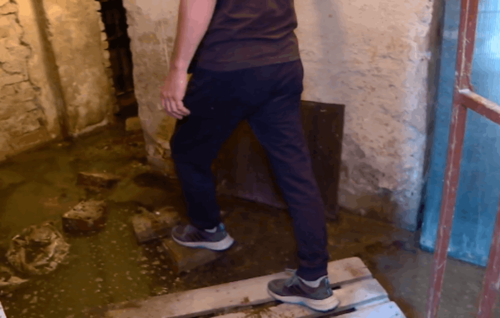 FEKALIJE U ZGRADI U STROGOM CENTRU BEOGRADA: Stanari se već mesecima GUŠE U <span style='color:red;'><b>SMRAD</b></span>U! (FOTO)